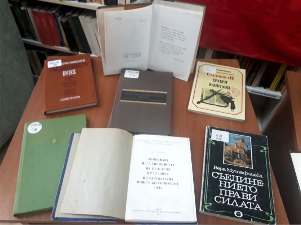 Тематични витрини подрежда библиотеката за Съединението на България