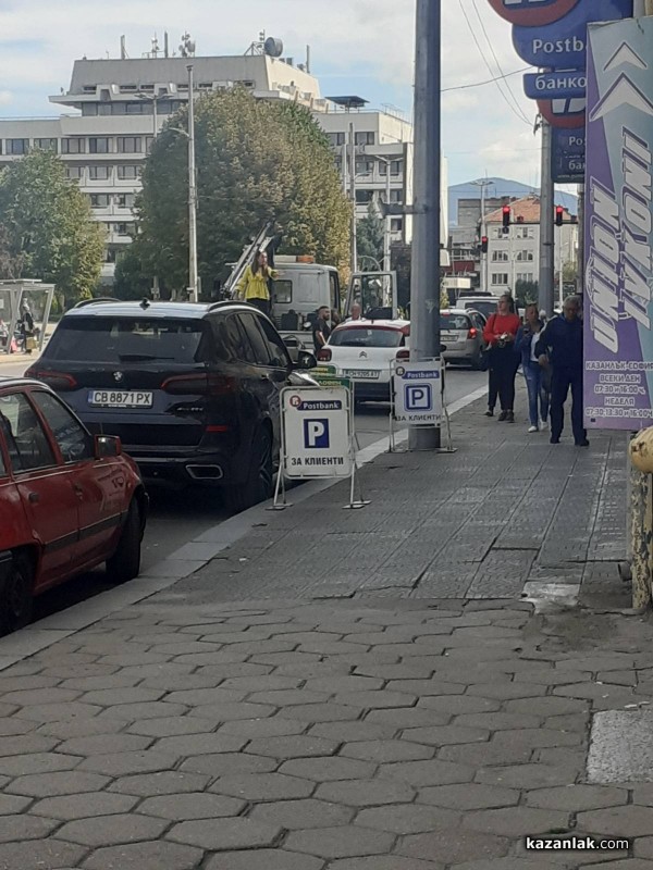 Жена се качи върху паяка, за да не ѝ вдигнат колата