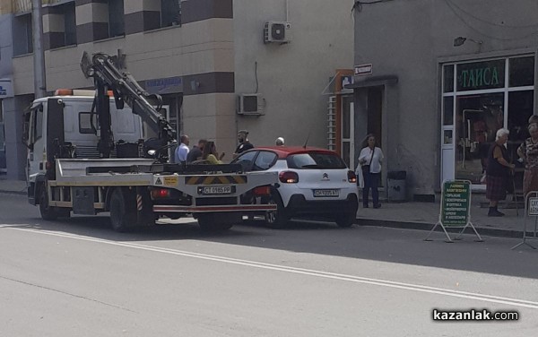 Жена се качи върху паяка, за да не ѝ вдигнат колата