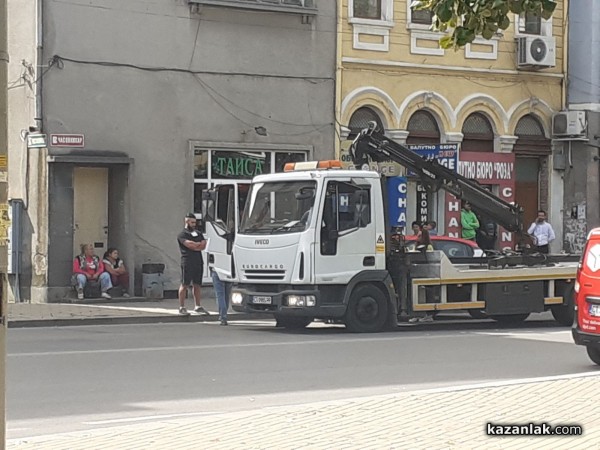 Жена се качи върху паяка, за да не ѝ вдигнат колата