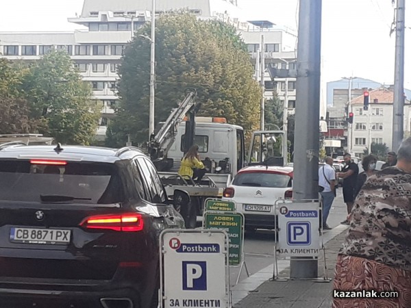 Жена се качи върху паяка, за да не ѝ вдигнат колата