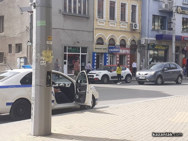 Жена се качи върху паяка, за да не ѝ вдигнат колата