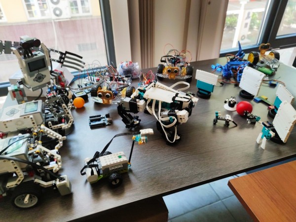 Програмиране, роботика, електроника за деца.  Записване за Академията по програмиране и роботика за 2021-2022!