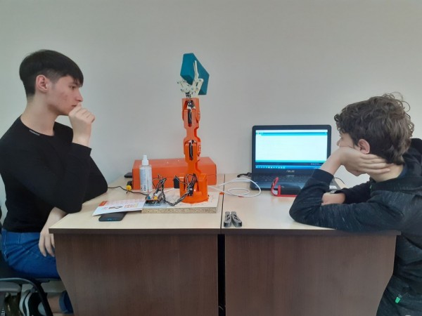 Програмиране, роботика, електроника за деца.  Записване за Академията по програмиране и роботика за 2021-2022!