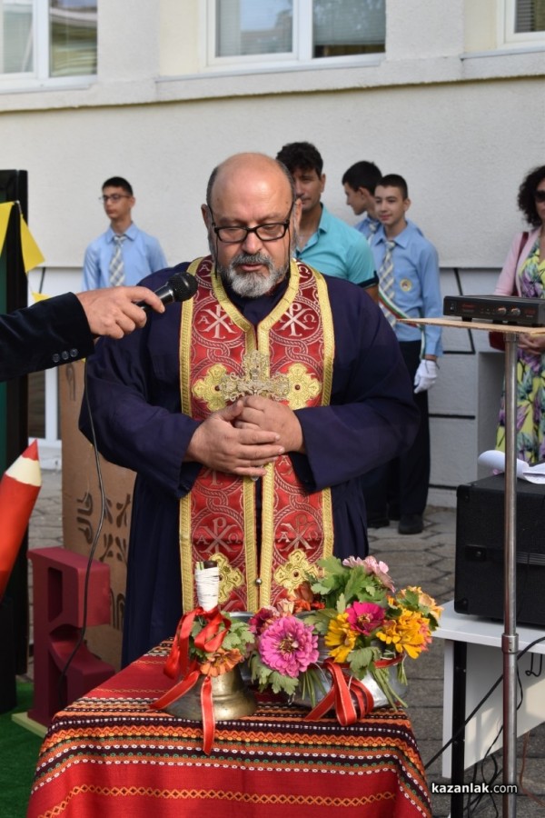 51 ученици днес за първи път прекрачиха прага на ОУ „Свети Паисий Хилендарски“