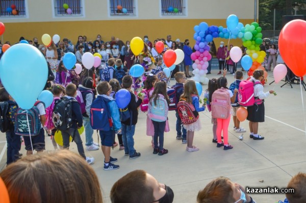 Директорът на ОУ “Георги Кирков“ към първокласниците: Вие сте символът на 15-ти септември