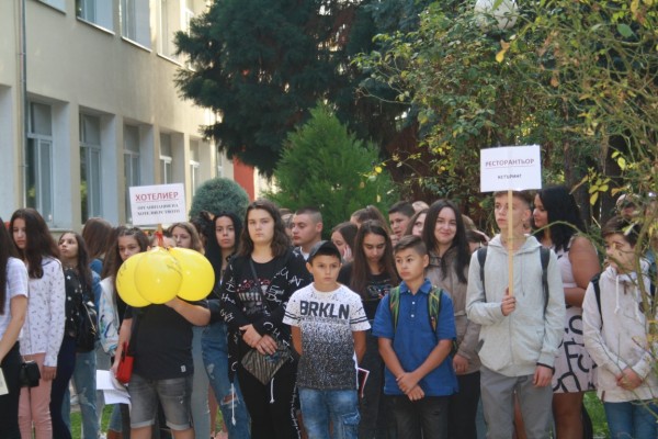 Първият звънец удари в ПГ по лека промишленост и туризъм