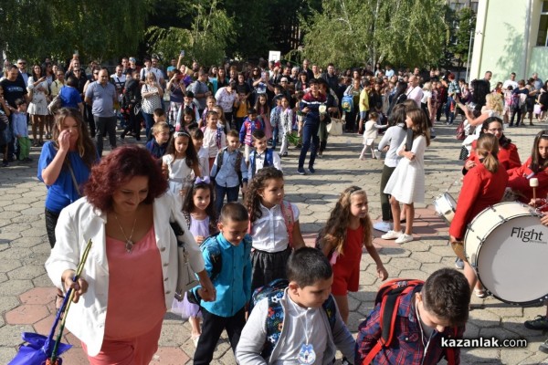 51 ученици днес за първи път прекрачиха прага на ОУ „Свети Паисий Хилендарски“