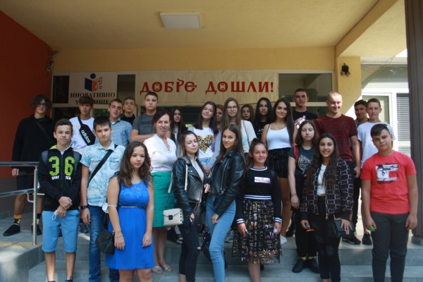 Първият звънец удари в ПГ по лека промишленост и туризъм