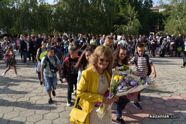51 ученици днес за първи път прекрачиха прага на ОУ „Свети Паисий Хилендарски“