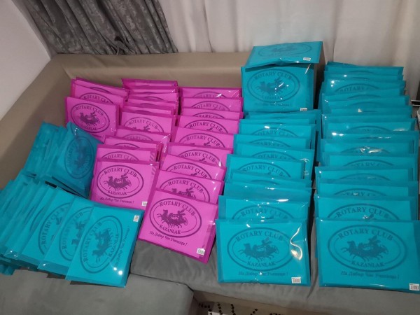 Подаръци за първокласниците от Ротари клуб Казанлък