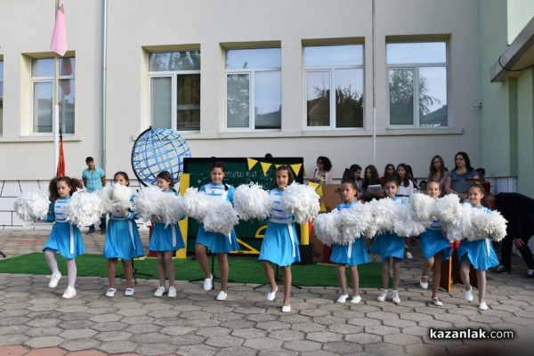 51 ученици днес за първи път прекрачиха прага на ОУ „Свети Паисий Хилендарски“