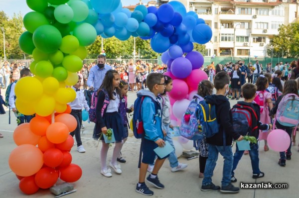 Директорът на ОУ “Георги Кирков“ към първокласниците: Вие сте символът на 15-ти септември