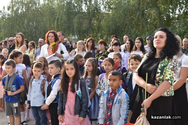 51 ученици днес за първи път прекрачиха прага на ОУ „Свети Паисий Хилендарски“