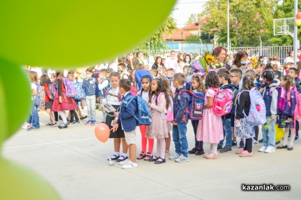 Директорът на ОУ “Георги Кирков“ към първокласниците: Вие сте символът на 15-ти септември