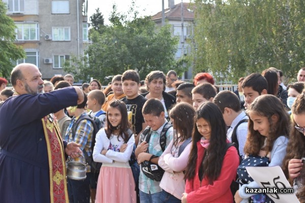 51 ученици днес за първи път прекрачиха прага на ОУ „Свети Паисий Хилендарски“