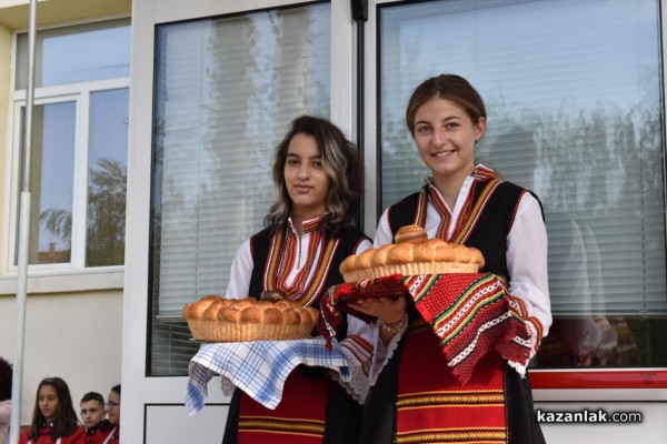 51 ученици днес за първи път прекрачиха прага на ОУ „Свети Паисий Хилендарски“