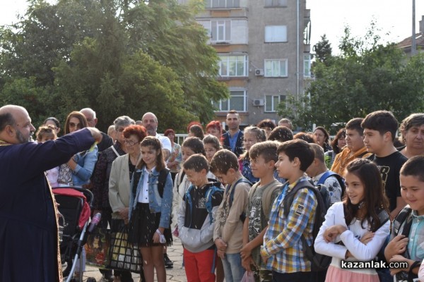 51 ученици днес за първи път прекрачиха прага на ОУ „Свети Паисий Хилендарски“