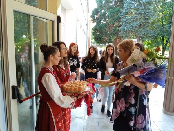 Първият звънец удари в ПГ по лека промишленост и туризъм