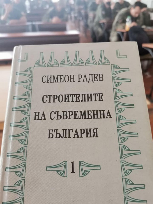 Д-р Ангелов с лекция и дарение към военните