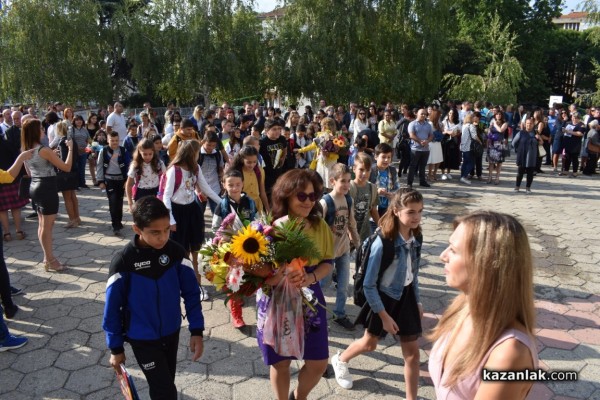 51 ученици днес за първи път прекрачиха прага на ОУ „Свети Паисий Хилендарски“