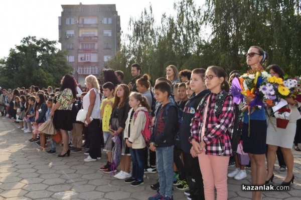 51 ученици днес за първи път прекрачиха прага на ОУ „Свети Паисий Хилендарски“