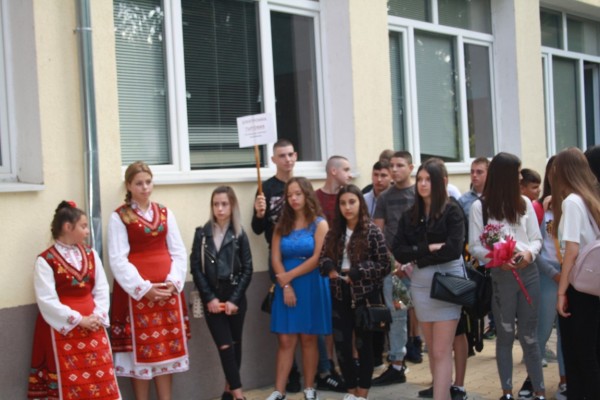 Първият звънец удари в ПГ по лека промишленост и туризъм