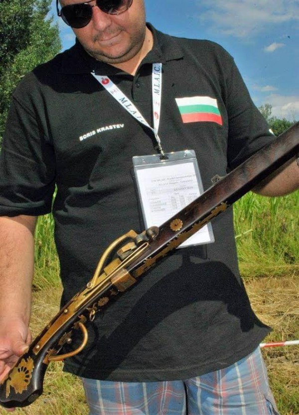 Колекционери откриват изложба в “New York Pub“ със старинни оръжия и восъчна фигура на Ботев