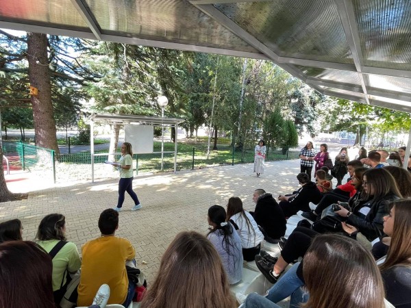 СНЦ „Жените на Казанлък“ със специален урок в ПГЛПТ за Деня на ненасилието