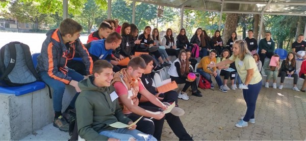 СНЦ „Жените на Казанлък“ със специален урок в ПГЛПТ за Деня на ненасилието