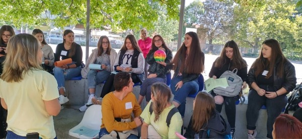 СНЦ „Жените на Казанлък“ със специален урок в ПГЛПТ за Деня на ненасилието