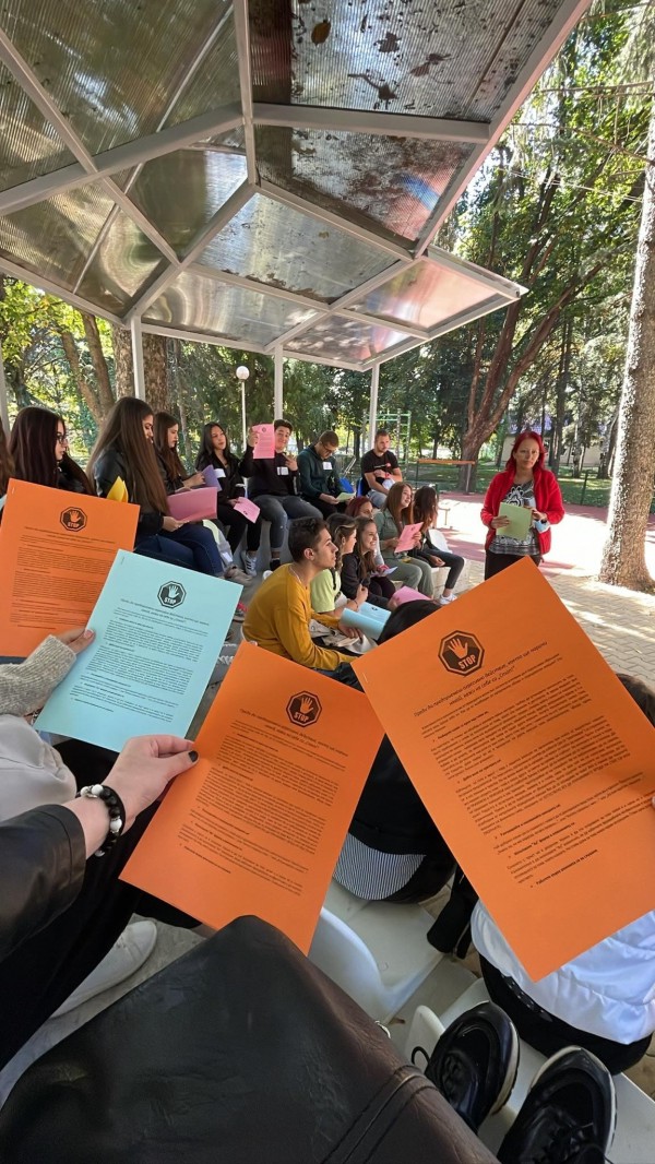 СНЦ „Жените на Казанлък“ със специален урок в ПГЛПТ за Деня на ненасилието