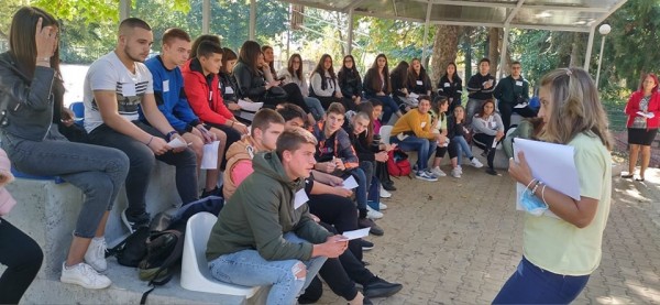 СНЦ „Жените на Казанлък“ със специален урок в ПГЛПТ за Деня на ненасилието