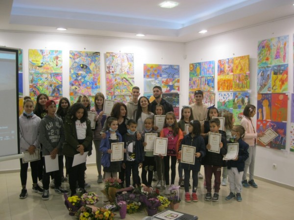 Школа “Арт линия“ отбеляза своя юбилей в Деня на учителя