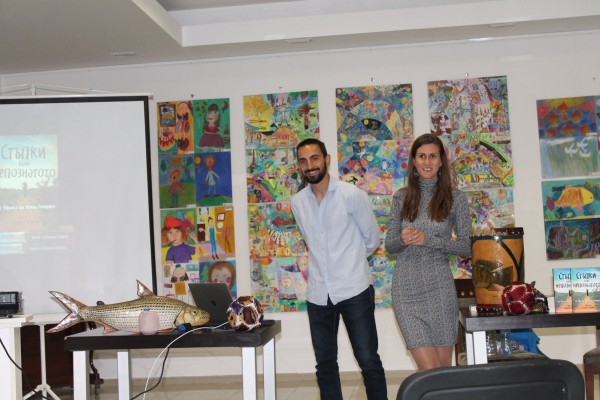 Казанлъчани се разходиха до Африка и Южна Америка с книгата на Антон и Пламена Нешеви