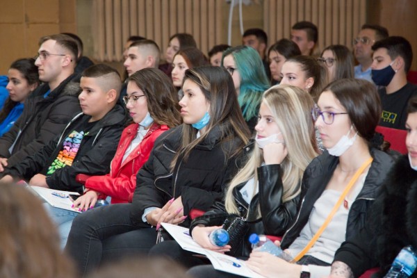 Ротарианци споделиха опит с младежи