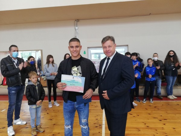 Кметът на Казанлък отличи 27 казанлъшки спортисти