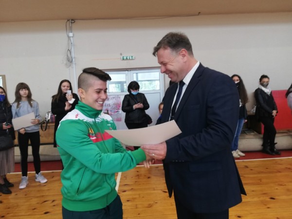 Кметът на Казанлък отличи 27 казанлъшки спортисти