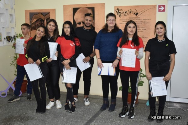 Фризьорите на ПГ “Акад. П. Стайнов“ получиха сертификати за обучение в Лисабон