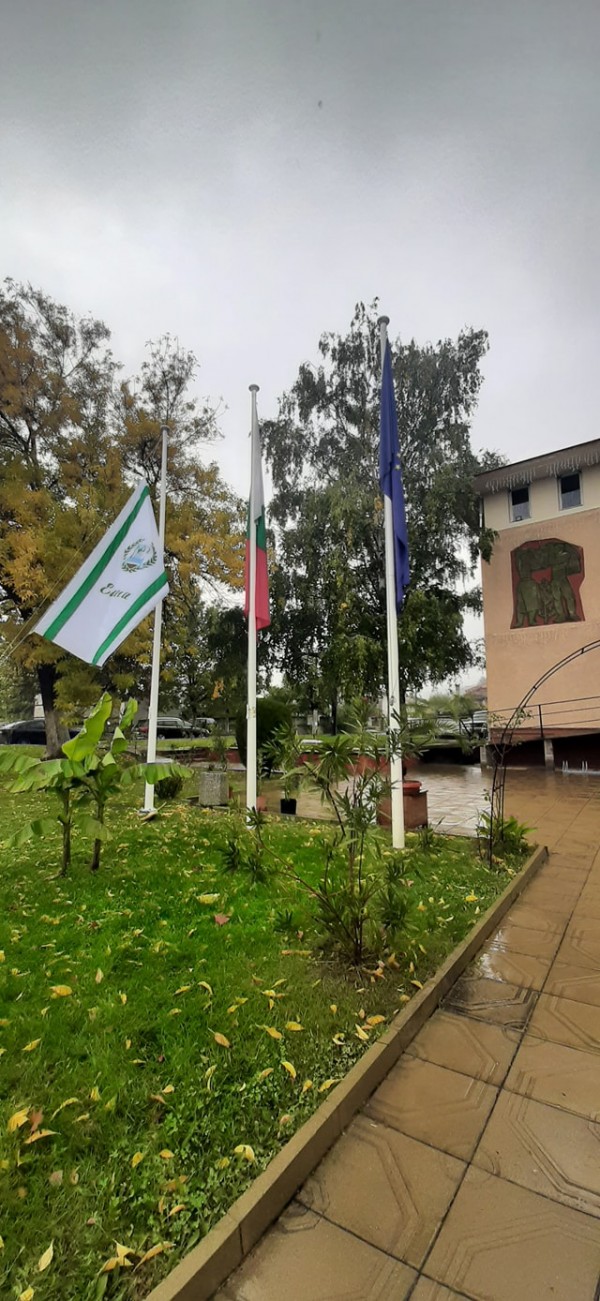 Със собствен флаг Енина отбеляза празника си