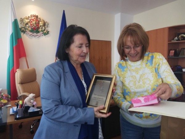 Кметът на Казанлък към Н. Пр. Латифа Беназза: Благодаря за изпълнения със смисъл ваш мандат като посланик на Алжир!