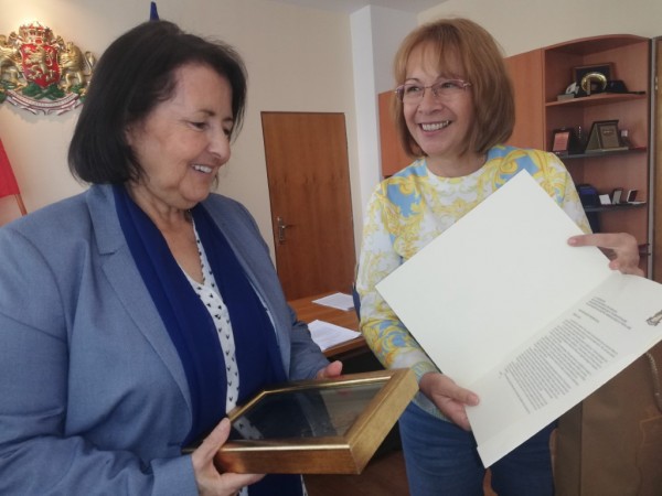 Кметът на Казанлък към Н. Пр. Латифа Беназза: Благодаря за изпълнения със смисъл ваш мандат като посланик на Алжир!