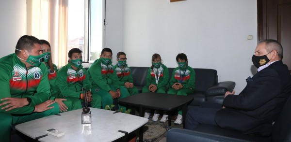 Министърът на спорта връчи почетен плакет на Хриси