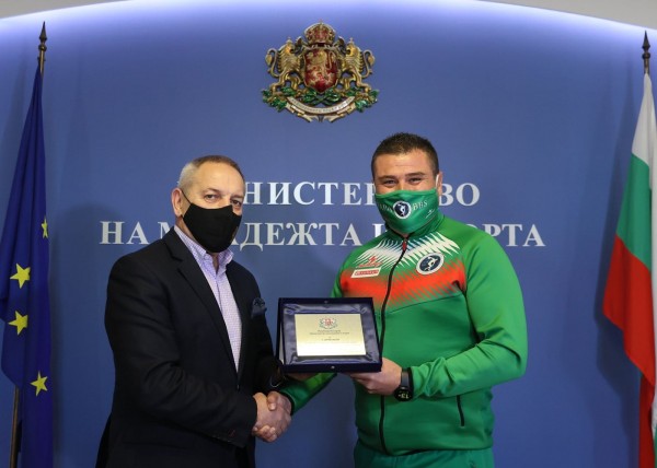Министърът на спорта връчи почетен плакет на Хриси