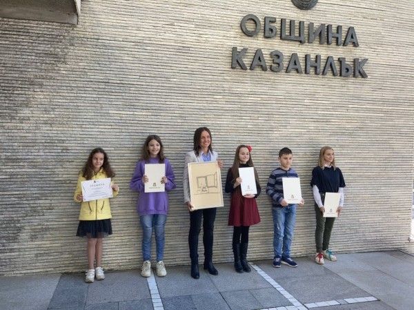 Седем деца получиха едногодишна стипендия от Община Казанлък за постигнати високи резултати