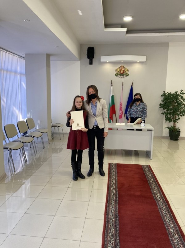 Седем деца получиха едногодишна стипендия от Община Казанлък за постигнати високи резултати
