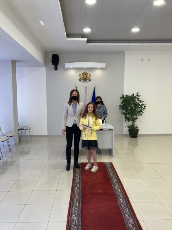 Седем деца получиха едногодишна стипендия от Община Казанлък за постигнати високи резултати