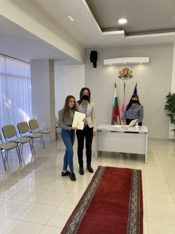 Седем деца получиха едногодишна стипендия от Община Казанлък за постигнати високи резултати