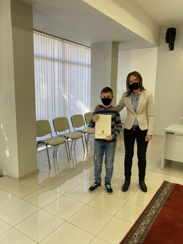 Седем деца получиха едногодишна стипендия от Община Казанлък за постигнати високи резултати