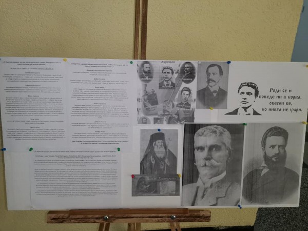 Ученици от ОУ “Св. Паисий Хилендарски“ дариха книги на училището си за Деня на будителите